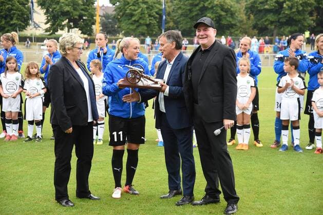 Football, Women, Mandy Islacker receives goalscorer's crown for the 2015 2016 season, 1. FFC Frankfurt - Borussia Mönchengladbach