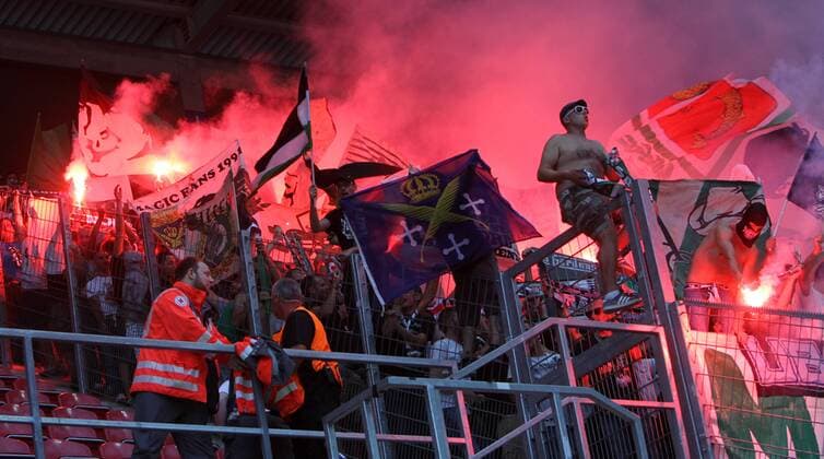 Football, EL, FSV Mainz 05 - AS St. Etienne, St. Etienne fans pyrotechnics