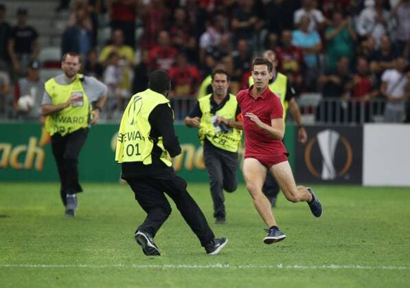 Football, EL, OGC Nice - Schalke 04, streakers on the pitch