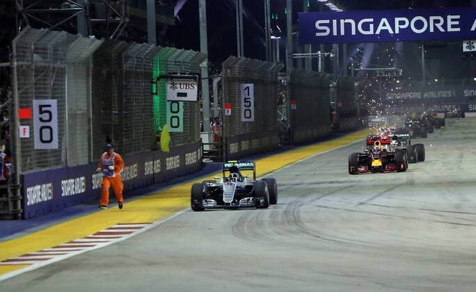 Formula 1, Singapore GP, Track marshals on the track