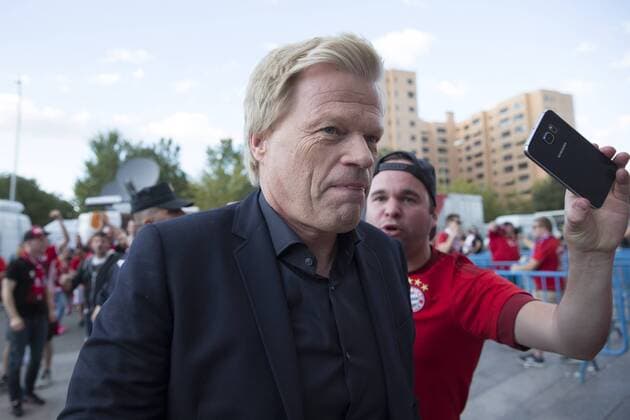 Football, CL, Atletico Madrid - Bayern Munich, Oliver Kahn with fans before the match