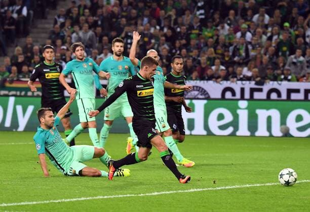 Football, CL, Borussia Mönchengladbach - FC Barcelona, Thorgan Hazard takes the lead