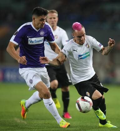 Football, EL, Austria Wien - Viktoria Pilsen, Martin Zeman with pink hairdo