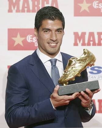Football, Luiz Suarez receives the Golden Shoe Award