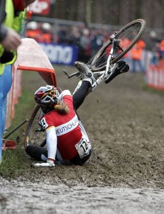 Cycling, cyclo-cross world championships in Hoglede Gits, Kupfernagel crashes, Maryline Salvetat wins