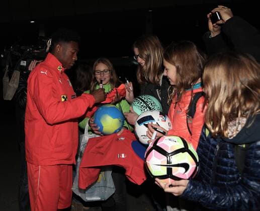 Football, David Alaba takes time for the fans - Training national team Austria