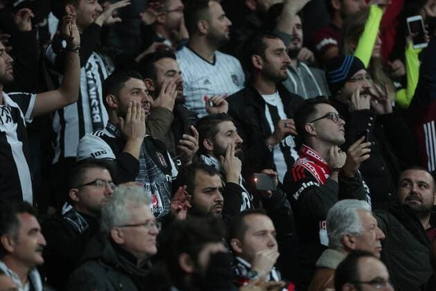 Football, CL, Besiktas Istanbul fans protest against racism in sign language