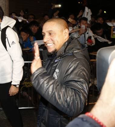 Football, FIFA Club World Cup, Real Madrid players with fans in front of the hotel