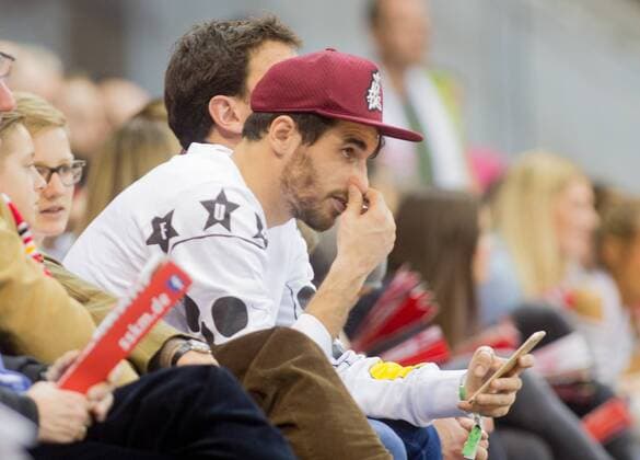 Football, Javi Martinez playing basketball