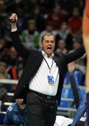 Volleyball, Successful coach Stelian Moculescu ends his career