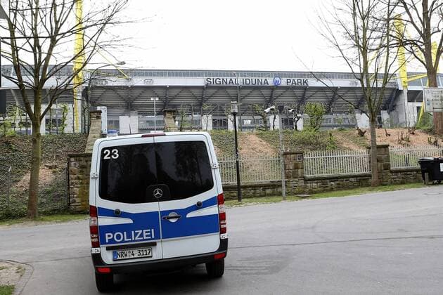 Football, CL, Borussia Dortmund - AS Monaco, Police outside the stadium