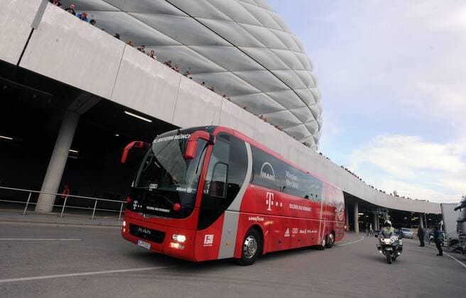 Football, CL, Bayern Munich - Real Madrid, Bayern team bus