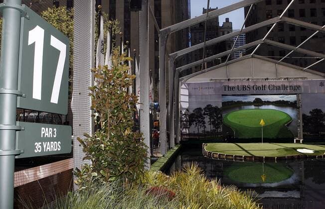 Golf, UBS Golf Challenge in New York, replica of the 17th hole of the TPC Sawgrass at Rockefeller Center.