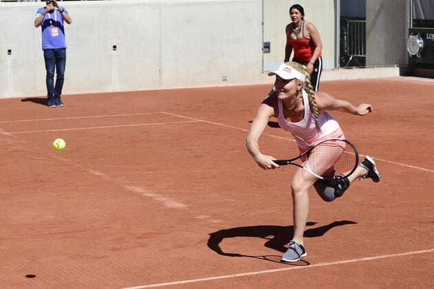 French Open, Marion Bartoli gives Lindsey Vonn tennis lesson