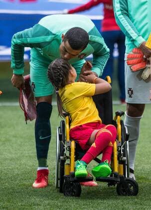 Confed Cup, Portugal - Mexico, Ronaldo welcomes run-in child in wheelchair