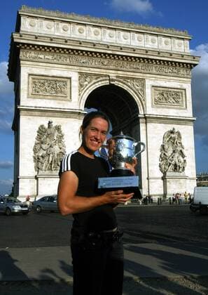 Tennis, photo shoot of French Open winner Justine Henin at the Arc de Triomphe