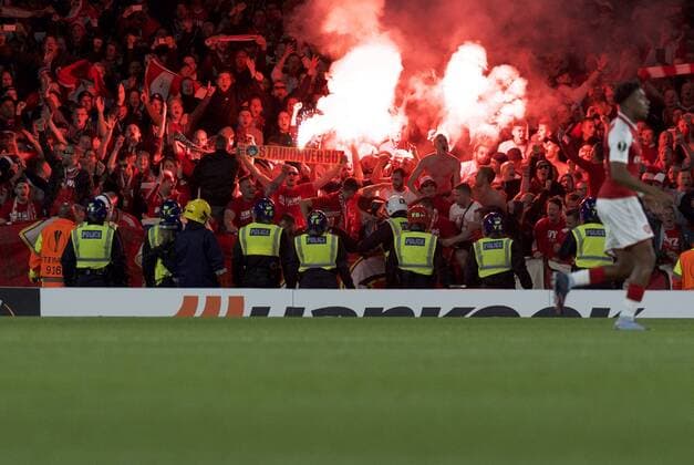 Football, EL, FC Arsenal - 1. FC Köln, Pyrotechnics in Cologne fan block