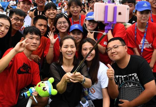 WTA tournament in Wuhan, Li Na gives tennis lesson with fans