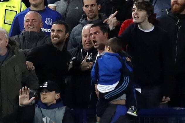 Football, EL, Father with child in arms interferes in fight between Everton and Lyon players