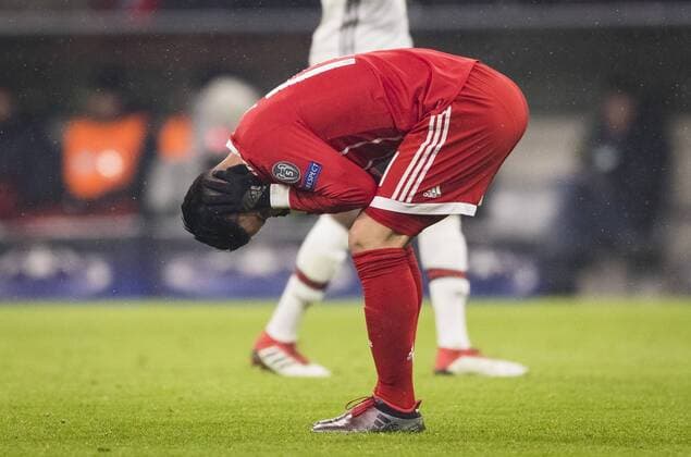 Football, CL, Bayern Munich - Besiktas Istanbul, James Rodriguez injured ear