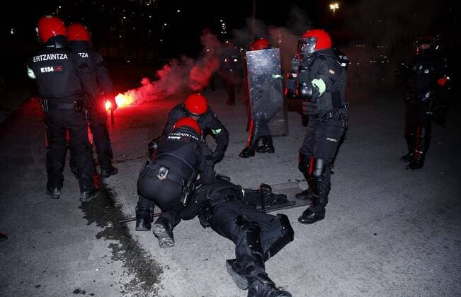 Football, EL, Riots outside the stadium in Bilbao