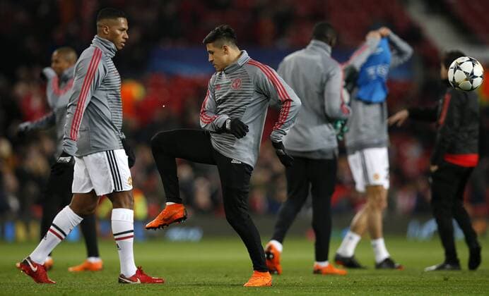 Football, CL, Manchester United - Sevilla FC, Alexis Sanchez juggles a piece of chewing gum