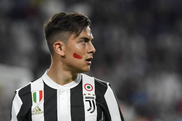 Football, Serie A players send a message against violence against women with lipstick