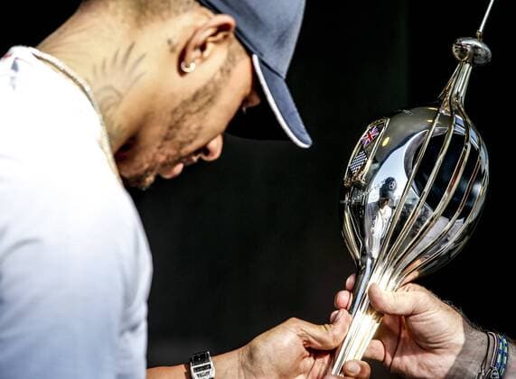 Formula 1, British GP, Hamilton receives Hawthorn Trophy
