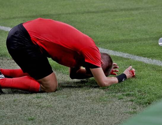 Football, EL qualifying, Sturm Graz - AEK Larnaca, linesman hit by cup