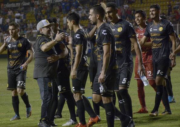 Football, Maradona with successful coaching debut in Mexico