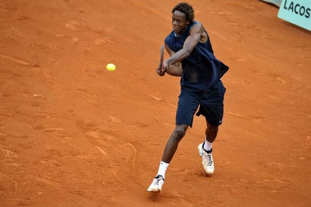 Tennis, French Open, semi-finals, Roger Federer defeats Gael Monfils