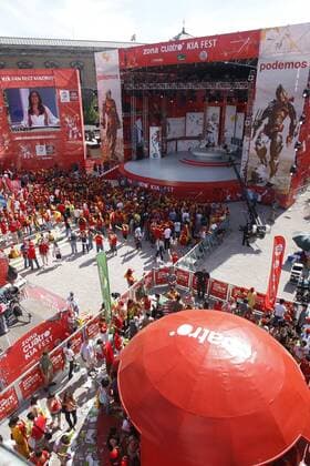 Football, EURO 2008, Many Spanish fans at the public viewing in Madrid