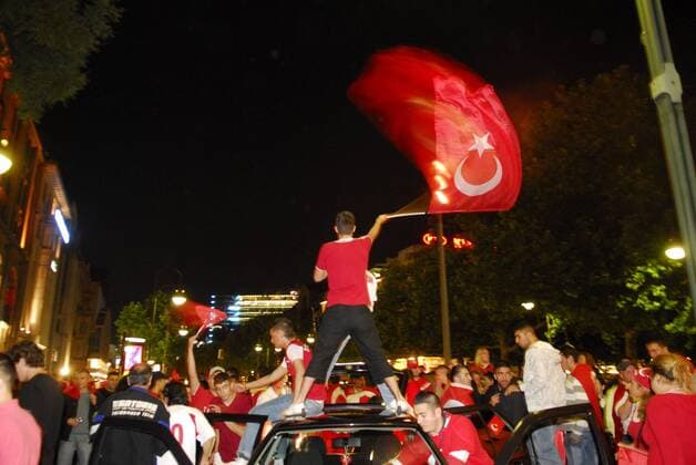 Football, EURO 2008, Turkish motorcade through Berlin after victory against Czech Republic