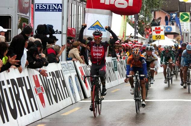 Cycling, Robbie McEwen wins the 3rd stage of the Tour de Suisse