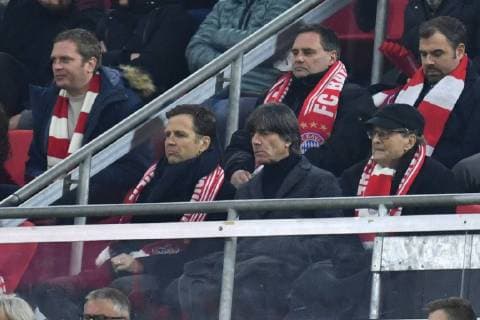Football, CL, FC Bayern München - FC Liverpool, Oliver Bierhoff with Bayern fan scarf in the stands