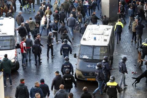 Football, CL, fans and police in Amsterdam clash