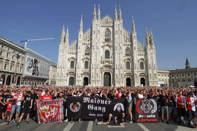 Football, CL, Inter Milan - Slavia Prague, Slavia Prague fans in downtown Milan