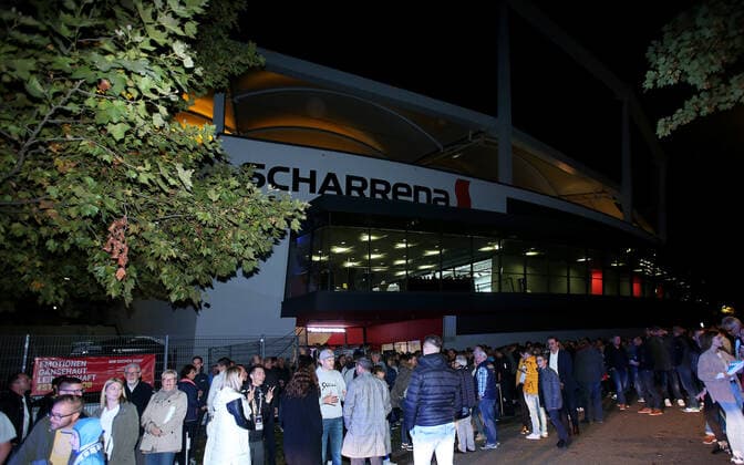 Handball, HBL, TVB 1898 Stuttgart - TBV Lemgo Lippe, Halle evacuated due to fire alarm