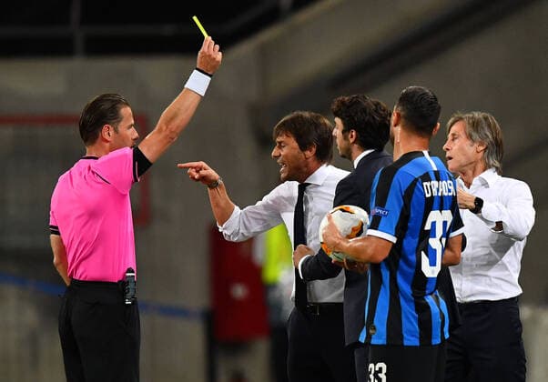 Football, EL Final, Inter Trainer Conte is provoked by Ever Banega with a joke about his hair