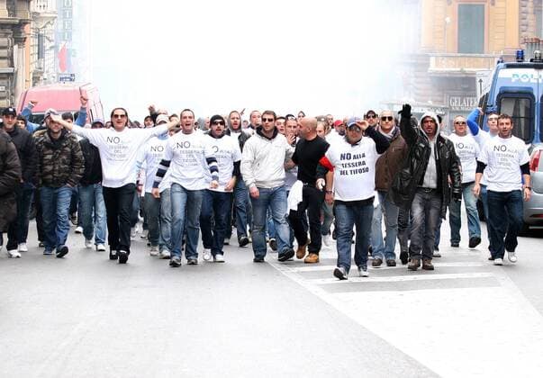 Football, Italy, Thousands of fans demonstrate against the planned Tifoso card