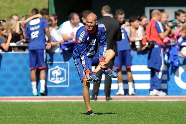 Football, The World Cup heroes of yesteryear, Zidane and Barthez, take part in the training of the French national team