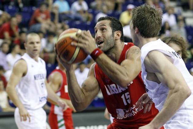 Basketball, Fadi El Khatib saves an injured man during protests in Beirut