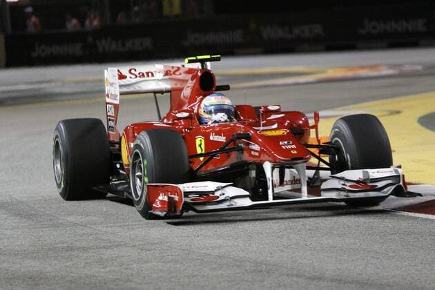 Motorsport, Formula 1, Singapore GP, Alonso takes pole ahead of Vettel and Hamilton
