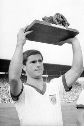 Football, Gerd Müller becomes top scorer for the first time 50 years ago