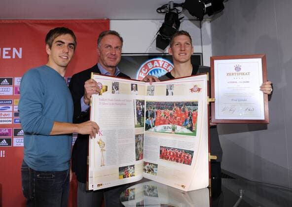 Football, 1. BL, A club with history - Bayern München presents its 30 kg club chronicle