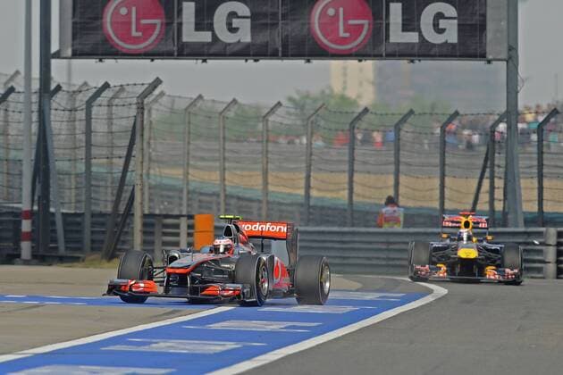 Motorsport, Formula 1, GP China, Curious : Jenson Button stops at the Red Bull pit by mistake and is thus overtaken by Sebastian Vettel
