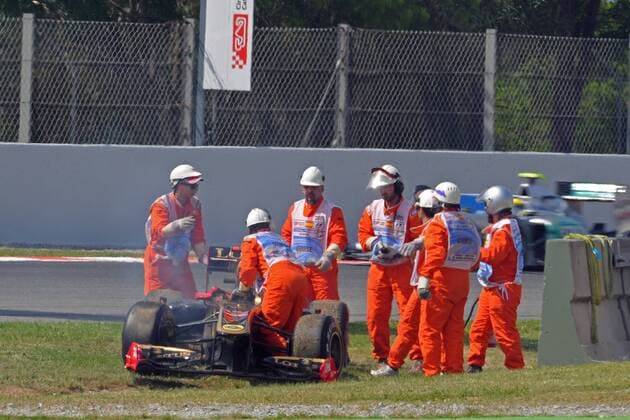 Motorsport, Formula 1, Spanish GP, Nick Heidfeld's Renault car catches fire during free practice