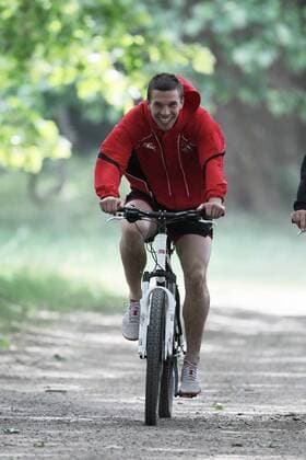 Football, Lukas Podolski keeps fit for the upcoming international matches by cycling