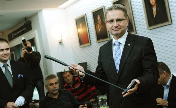 Golf, Ladies, Klara Spilkova receives a putter decorated with diamonds from the Prague company DIC