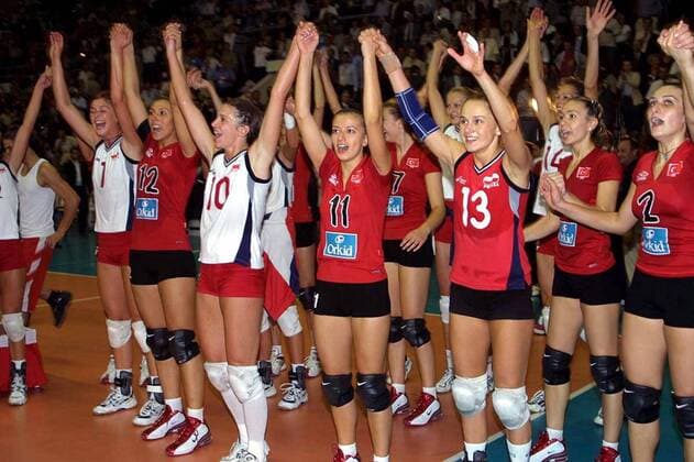 Volleyball, women, European champions Poland and runners-up Turkey celebrate together after the final